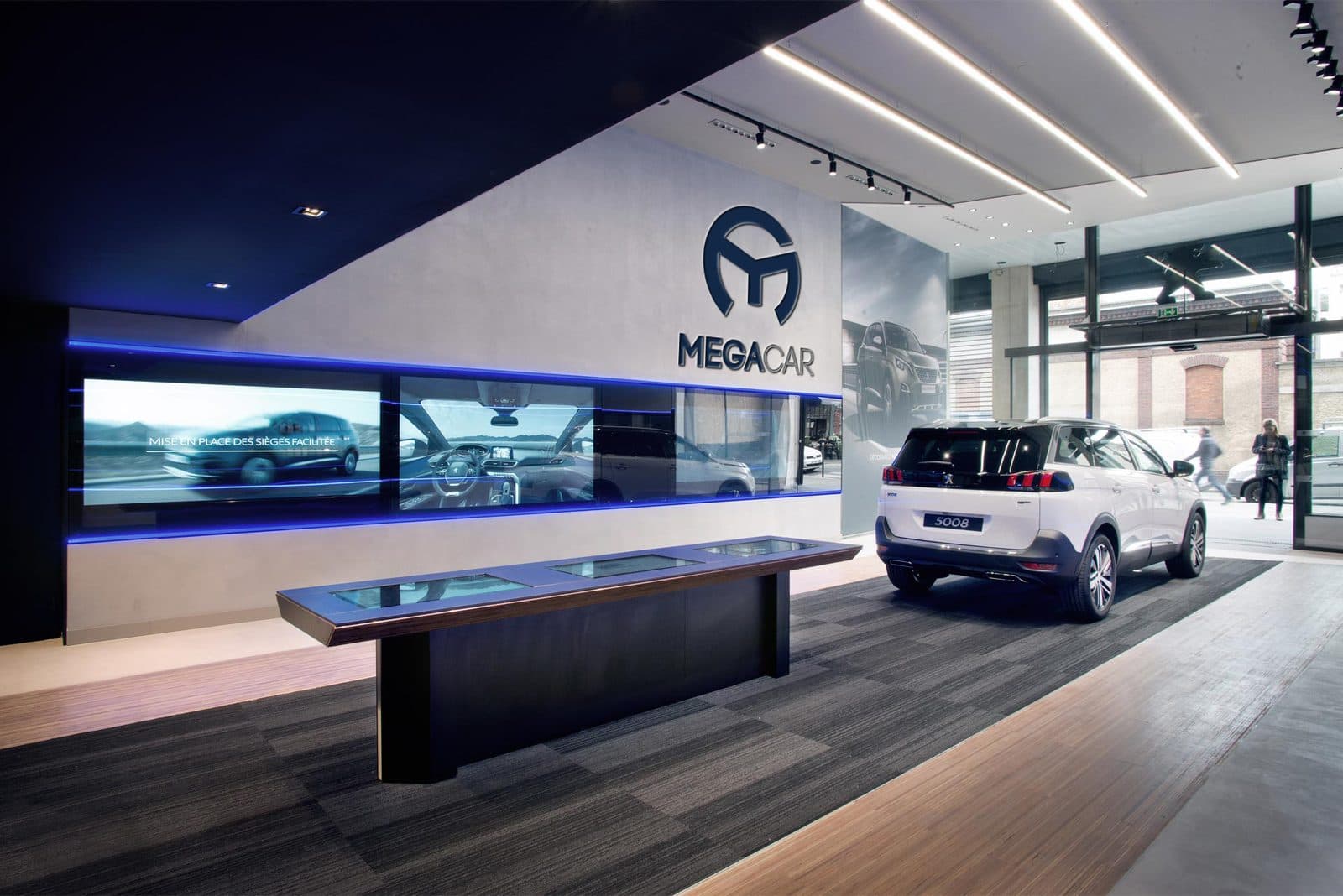 Showroom de Megacar con la marca en la pared