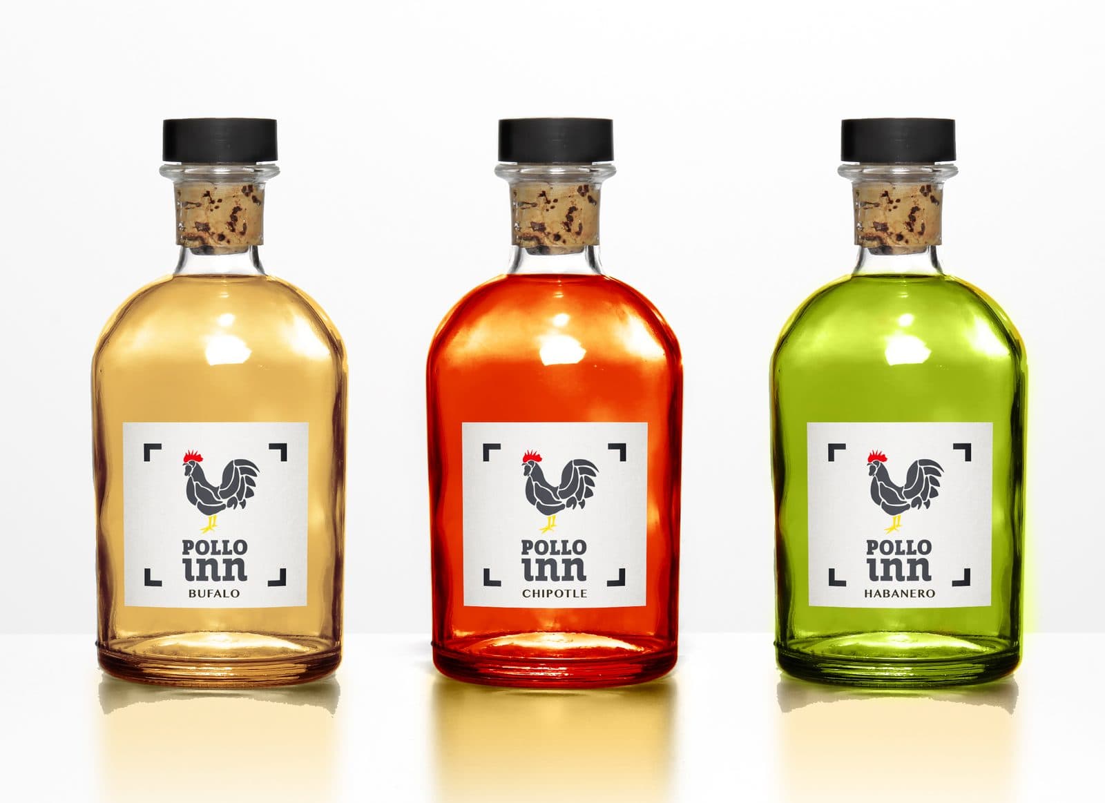 Tres botellas de salsa de Pollo Inn, una por sabor