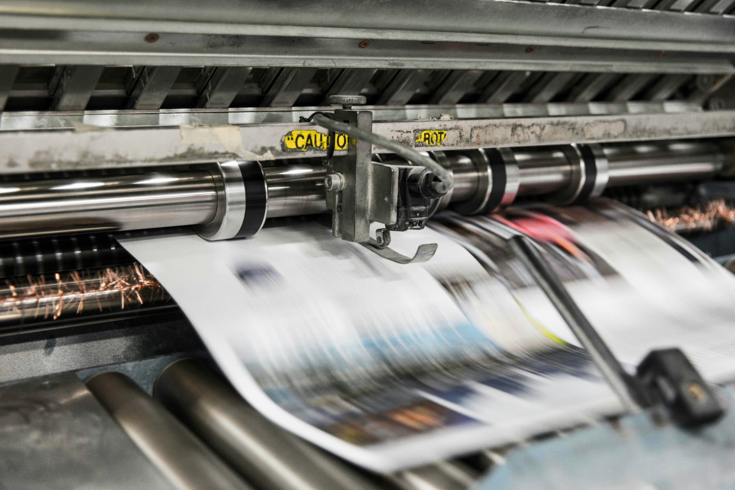 Prensa de impresión en pleno tiraje