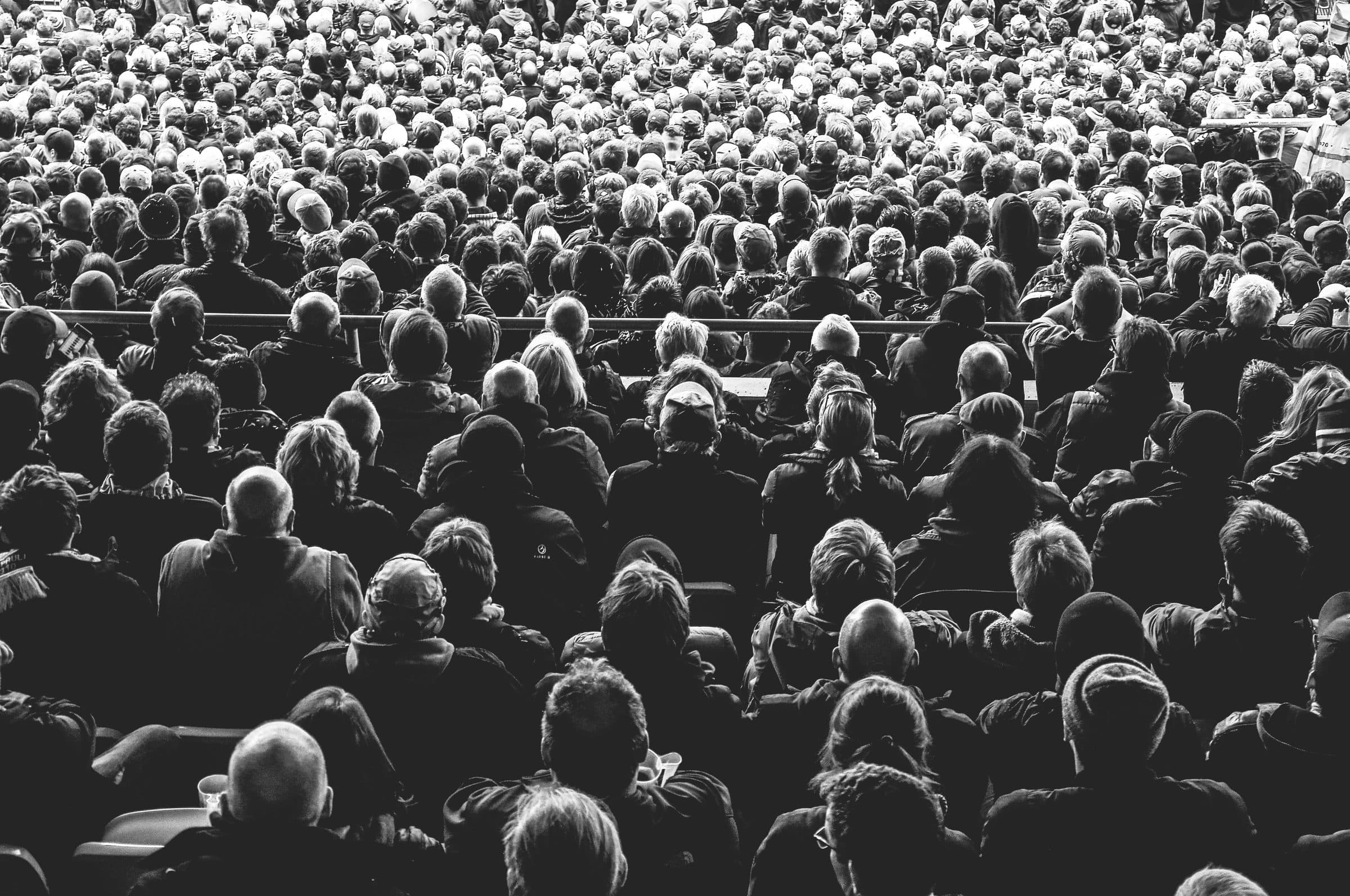 Multitud en un estadio, en blanco y negro